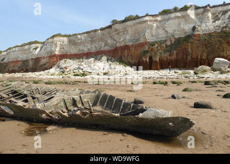 Une vue de l'effet de l'érosion, Hunstanton cliffs sur une journée ensoleillée avec un ciel bleu clair. Banque D'Images