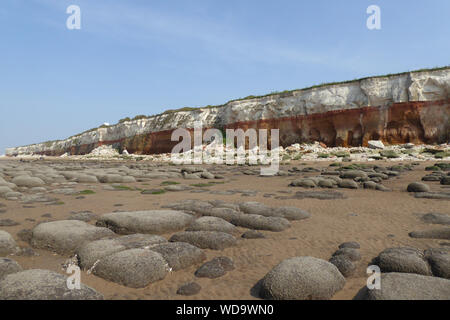 Une vue de l'effet de l'érosion, Hunstanton cliffs sur une journée ensoleillée avec un ciel bleu clair. Banque D'Images