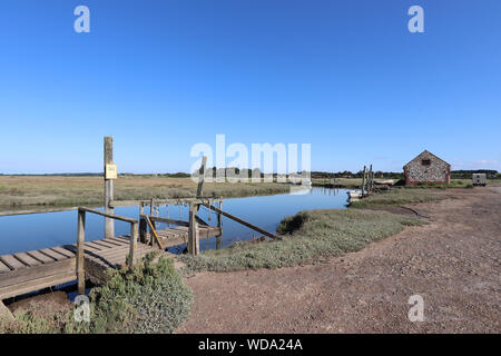 Journée ensoleillée sur le vieux port à Thornham, avec une marée haute et de ciel bleu. Banque D'Images