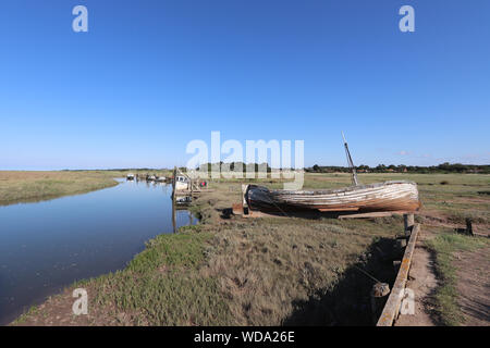 Journée ensoleillée sur le vieux port à Thornham, avec une marée haute et de ciel bleu. Banque D'Images