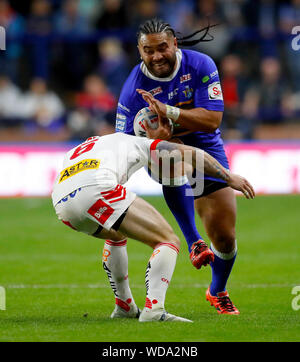 Konrad Leeds Rhinos Hurrell (à droite) est abordé par St Helens Saints' Theo Fages Banque D'Images