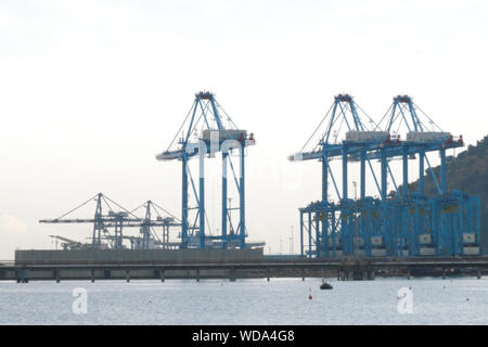 (190829) -- BEIJING, le 29 août 2019 (Xinhua) -- Le Vado Gateway terminal à conteneurs semi-automatique est en cours de construction dans le port de Vado Ligure, Italie, le 9 juillet 2019. (Xinhua/Ji Li) Banque D'Images