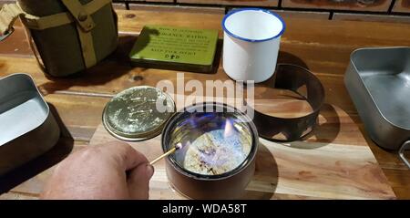 L'éclairage tommy cooker pour chauffer l'eau utilisée pour préparer les rations alimentaires. Banque D'Images