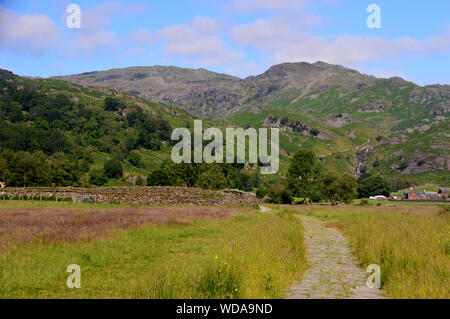 Wainwright Le Tarn et la chute d'Sourmilk Crag Gill de Easedale Près de Grasmere dans le Parc National du Lake District, Cumbria, England, UK. Banque D'Images