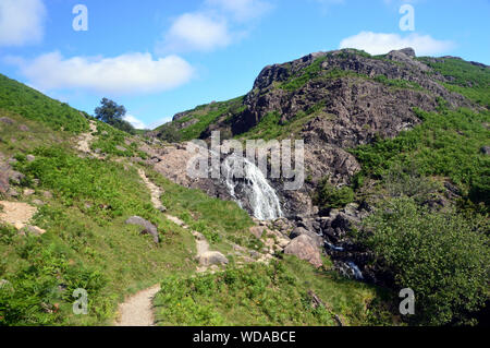 Sourmilk Gill à partir du chemin d'Wainwrights Tarn Crag & Blea Rigg dans Easedale, Grasmere, Parc National de Lake District, Cumbria, England, UK. Banque D'Images