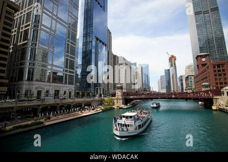 Vue de la rivière Chicago avec des bateaux d'excursion de l'dearborn street bridge centre-ville de Chicago, dans l'Illinois, États-Unis d'Amérique Banque D'Images