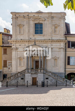 La belle façade de l'église de Santa Marta ou Santa Maria di Loreto di Novara, Italie Banque D'Images