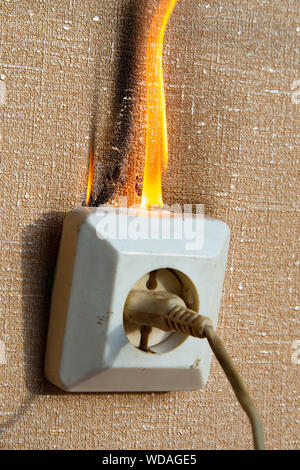 Brûlures électriques et prise électrique. Un câblage défectueux provoque des incendies. Ce pauvre vieux branchement provoque un incendie dans la prise électrique. Banque D'Images