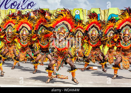 La danse tribale, Dinagyang Festival, la Ville d'Iloilo, aux Philippines, l'île de Panay Banque D'Images