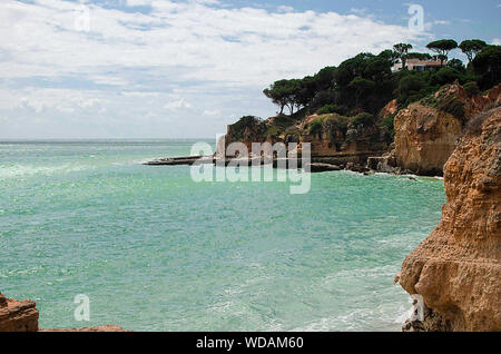 Vue sur les hautes falaises de la plage de Falesia en Algarve, Albufeira, Portugal Banque D'Images
