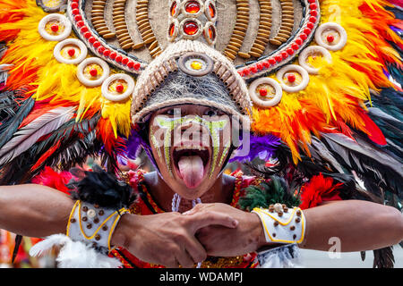 La danse tribale, Dinagyang Festival, la Ville d'Iloilo, aux Philippines, l'île de Panay Banque D'Images