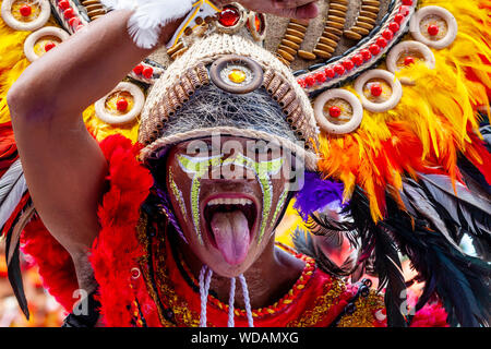 La danse tribale, Dinagyang Festival, la Ville d'Iloilo, aux Philippines, l'île de Panay Banque D'Images