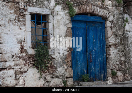 Un bâtiment ancien et traditionnel dans la porte bleue village de Koutouloufari Banque D'Images