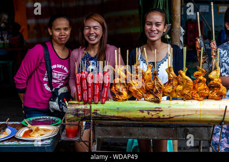 Vente de jeunes Philippins Au cours de l'alimentation de rue Festival Dinagyang, la Ville d'Iloilo, aux Philippines, l'île de Panay Banque D'Images