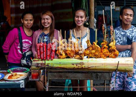 Vente de jeunes Philippins Au cours de l'alimentation de rue Festival Dinagyang, la Ville d'Iloilo, aux Philippines, l'île de Panay Banque D'Images