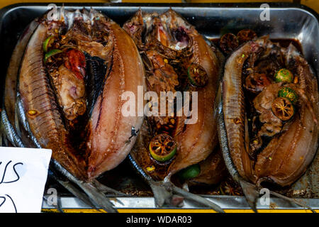 Bangus du poisson pour la vente à un décrochage de la rue pendant le Festival Dinagyang, la Ville d'Iloilo, aux Philippines, l'île de Panay Banque D'Images