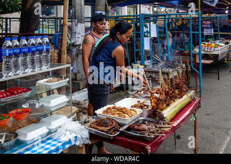 L'alimentation de rue philippine, la Ville d'Iloilo, aux Philippines, l'île de Panay Banque D'Images