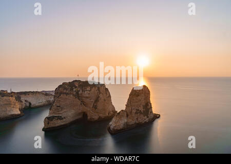 Coucher de soleil magique sur le Raouche, Pigeons' Rock. À Beyrouth, Liban Banque D'Images