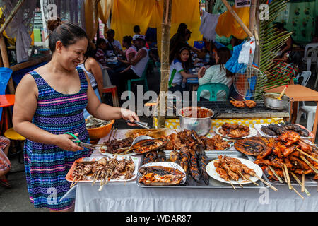 L'alimentation de rue philippine, la Ville d'Iloilo, aux Philippines, l'île de Panay Banque D'Images