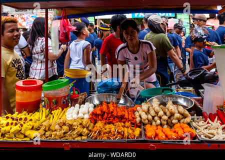 Un Philippin Street Food, la Ville d'Iloilo, aux Philippines, l'île de Panay Banque D'Images