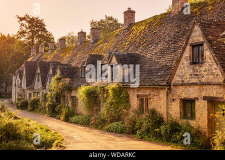 Cotswolds village de Bibury village Bibury les Cotswolds bibury weavers cottages Arlington row bibury Gloucestershire angleterre gb Europe Banque D'Images