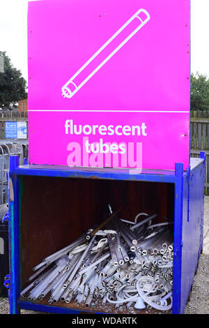 Collection de vieux tubes fluorescents au centre de recyclage ménage conseil Royaume-Uni Banque D'Images