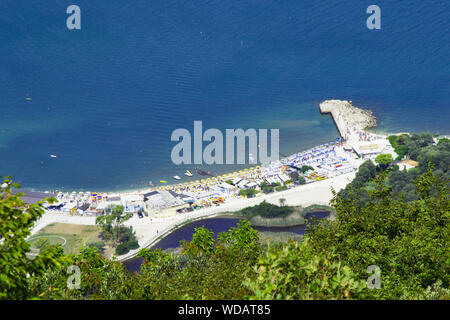 Falaises et plages de mont Conero promontoire dans la mer Adriatique. Ancône, Région des Marches, Italie Banque D'Images