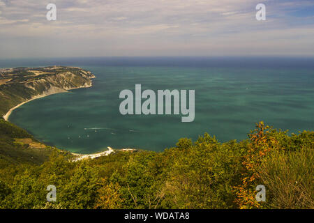 Falaises et plages de mont Conero promontoire dans la mer Adriatique. Ancône, Région des Marches, Italie Banque D'Images