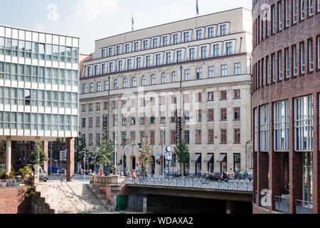 27 août 2019, Hambourg : Le luxueux quartier Stadthöfe au centre-ville de Hambourg allie appartements, un hôtel, des boutiques et des bureaux dans un ancien bâtiment gouvernemental. Photo : Markus Scholz/dpa Banque D'Images