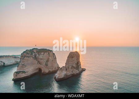 Coucher de soleil magique sur le Raouche, Pigeons' Rock. À Beyrouth, Liban Banque D'Images