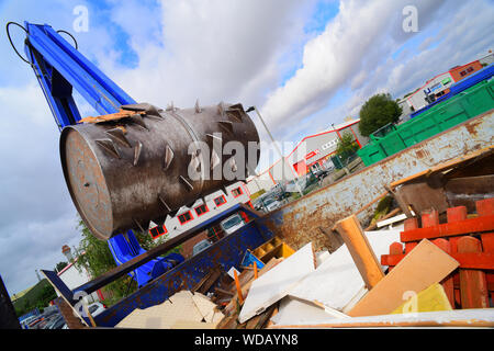 Bras hydraulique bois de trituration en conteneur à déchets ménagers Royaume-Uni centre de recyclage Banque D'Images