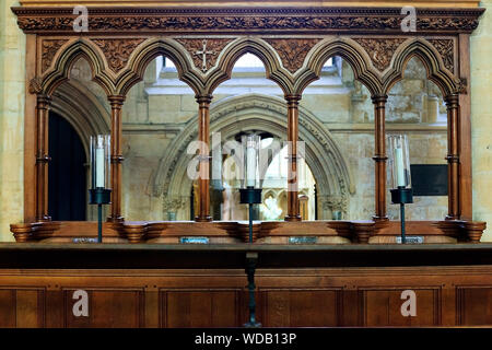 Derrière l'écran en bois sculpté du chœur à Southwell Minster, Nottinghamshire Banque D'Images