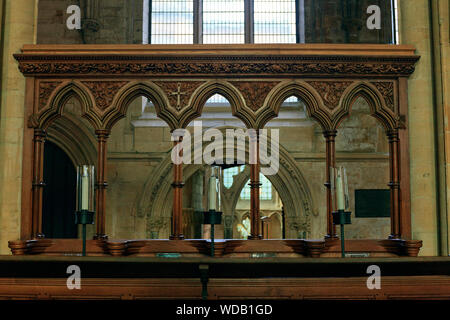 Derrière l'écran en bois sculpté du chœur à Southwell Minster, Nottinghamshire Banque D'Images