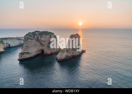 Coucher de soleil magique sur le Raouche, Pigeons' Rock. À Beyrouth, Liban Banque D'Images