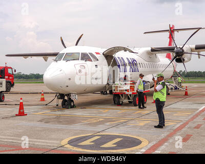 NAM ATR 72-600 Air PK-NYZ à l'aéroport international Supadio Banque D'Images