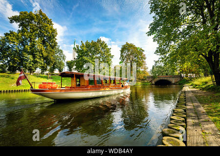 Bateau de croisière touristique rétro en tournée en ville canal. Riga, Lettonie Banque D'Images