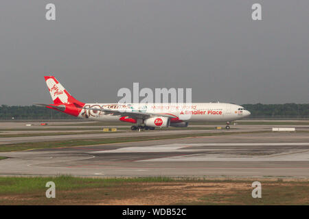 AirAsia Airbus A330-343 9M-XXF dans 10 ans Xciting livrée spéciale Banque D'Images