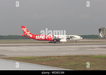 AirAsia Airbus A330-343 9M-XXD dans une livrée spéciale avec l'UFC Banque D'Images