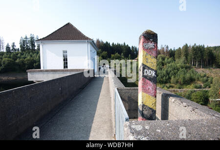 Eckertalsperre, Allemagne. Août 29, 2019. Un post en béton avec l'inscription marks de la RDA l'ancienne frontière allemande, qui avait passé par l'Eckertalsperre dans le Parc National de Harz, à la frontière entre la Basse-Saxe et la Saxe-Anhalt. La Basse-Saxe Ministère de la science prend en charge le changement climatique projet "l'énergie et le stockage de l'eau Harz' dans les trois prochaines années avec 1,6 millions d'euros de fonds de l'UE. L'arrière-plan pour le travail de recherche est les effets de situations météorologiques extrêmes tels qu'ils se sont produits en 2017 et 2018. Credit : Julian Stratenschulte/dpa/Alamy Live News Banque D'Images