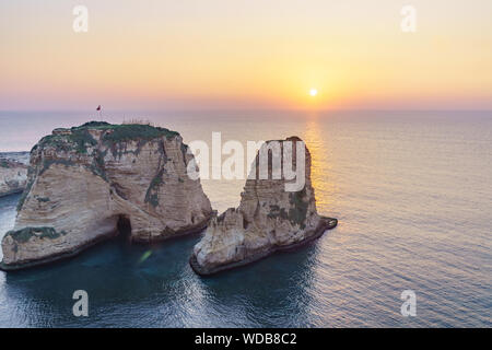 Coucher de soleil magique sur le Raouche, Pigeons' Rock. À Beyrouth, Liban Banque D'Images