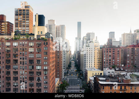 1st Avenue New York City, vue sur 1st Avenue dans le quartier Midtown Manhattan de New York City, NYC, USA. Banque D'Images