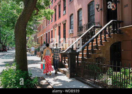 Brooklyn Heights NYC, vue en été le long d'une rue résidentielle typique de grès brun dans le quartier haut de gamme de Brooklyn Heights, Brooklyn, New York City, États-Unis Banque D'Images