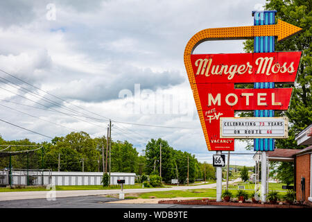 USA, Liban, Missouri, le 12 mai 2019. Motel Route 66 panneau d'entrée. Munger Moss Motel vintage signe rouge, ciel nuageux jour de printemps Banque D'Images