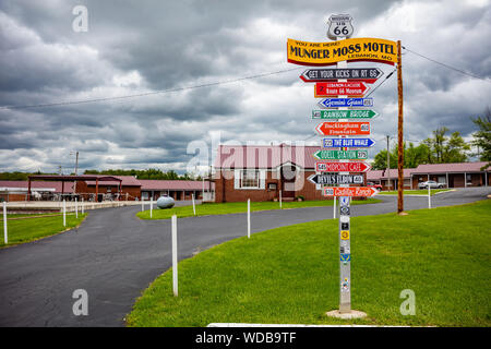 USA, Liban, Missouri, le 12 mai 2019. Munger Moss Motel Route 66 funny signpost, destinations de voyage, ciel nuageux jour de printemps Banque D'Images