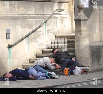 Trois hommes endormis sur l'hôtel de ville marches à Oxford Banque D'Images