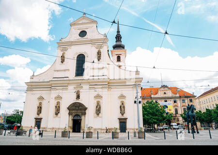 Brno, République tchèque - 21 juin 2019 : Eglise de Saint Thomas et de Moravian Gallery Banque D'Images