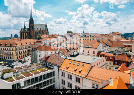 St Peter et Paul's Cathedral et la ville à partir de la tour du vieil hôtel de ville de Brno, République Tchèque Banque D'Images