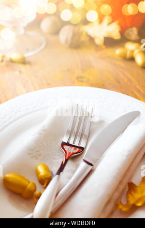 Table de dîner de Thanksgiving de l'automne avec les citrouilles et l'argenterie. Banque D'Images