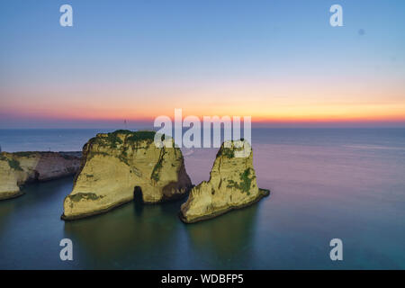 Coucher de soleil magique sur le Raouche, Pigeons' Rock. À Beyrouth, Liban Banque D'Images