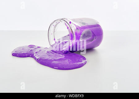Appelé jouet Slime déversant du pot sur fond blanc Banque D'Images